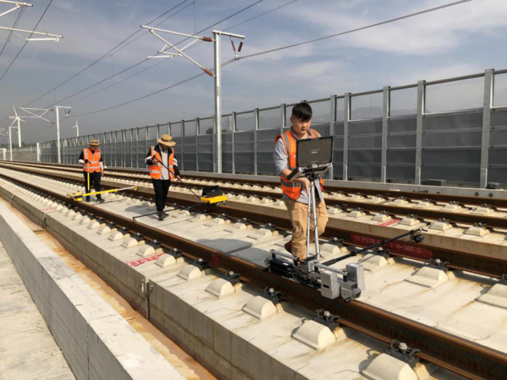 技术人员在对京张高铁官厅大桥段进行钢轨打磨后检考试收.png